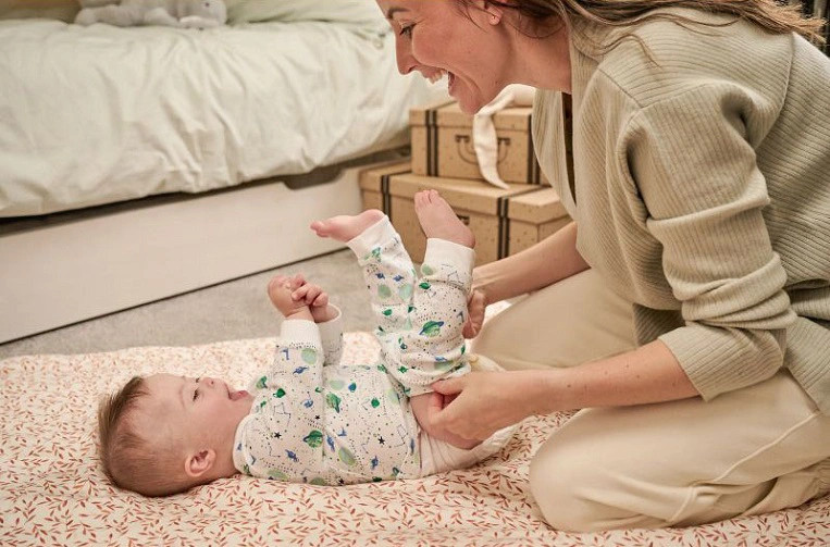 Cách mặc nhiều lớp quần áo để giữ ấm cho trẻ sơ sinh trong mùa đông