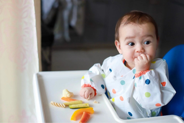 Kết hợp thực phẩm ăn dặm với sữa mẹ cho bé 6 tháng
