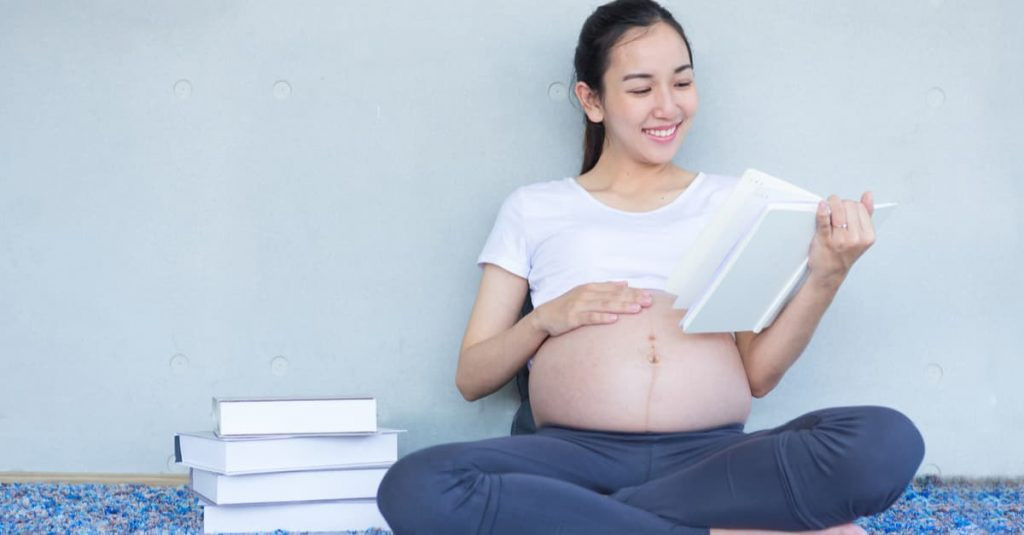 Mẹ bầu thực hành thai giáo bằng xúc giác