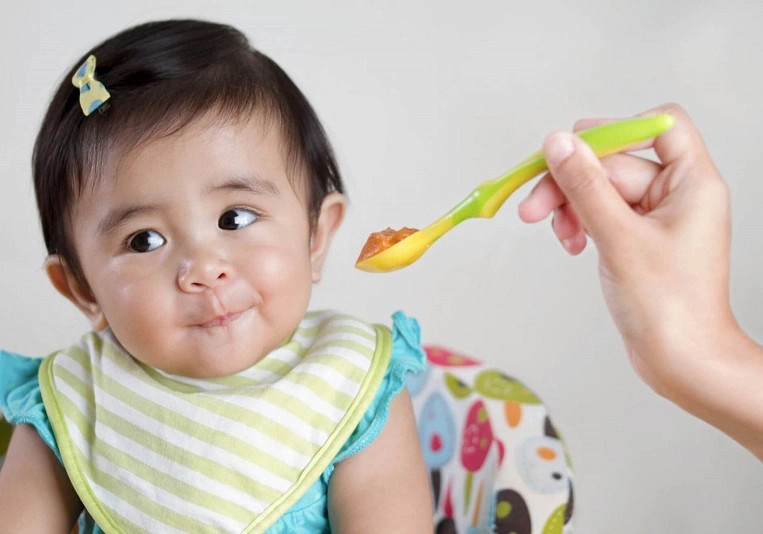 Xen kẽ lịch ăn dặm cho bé 5-6 tháng với các cữ bú sữa