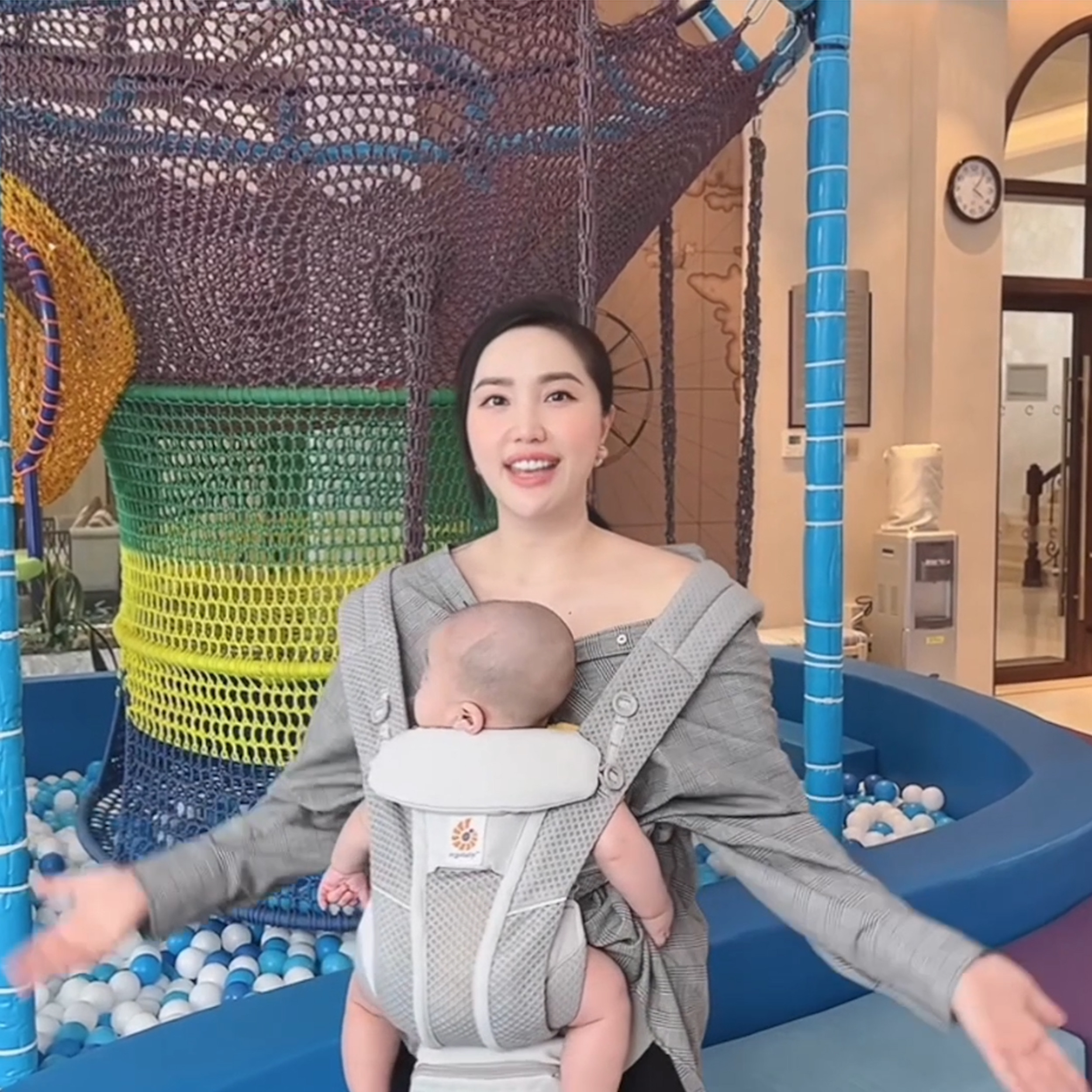 Địu Em Bé Ergobaby Omni Breeze: Giải Pháp Thoải Mái An Toàn