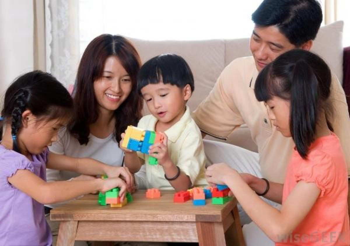 Bé 2 tuổi đang hào hứng chơi đồ chơi xếp hình, phát triển trí thông minh và tư duy logic