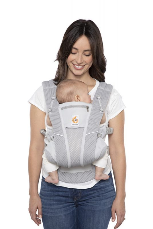 Bé úp ngực mẹ trong địu Ergobaby Omni Breeze