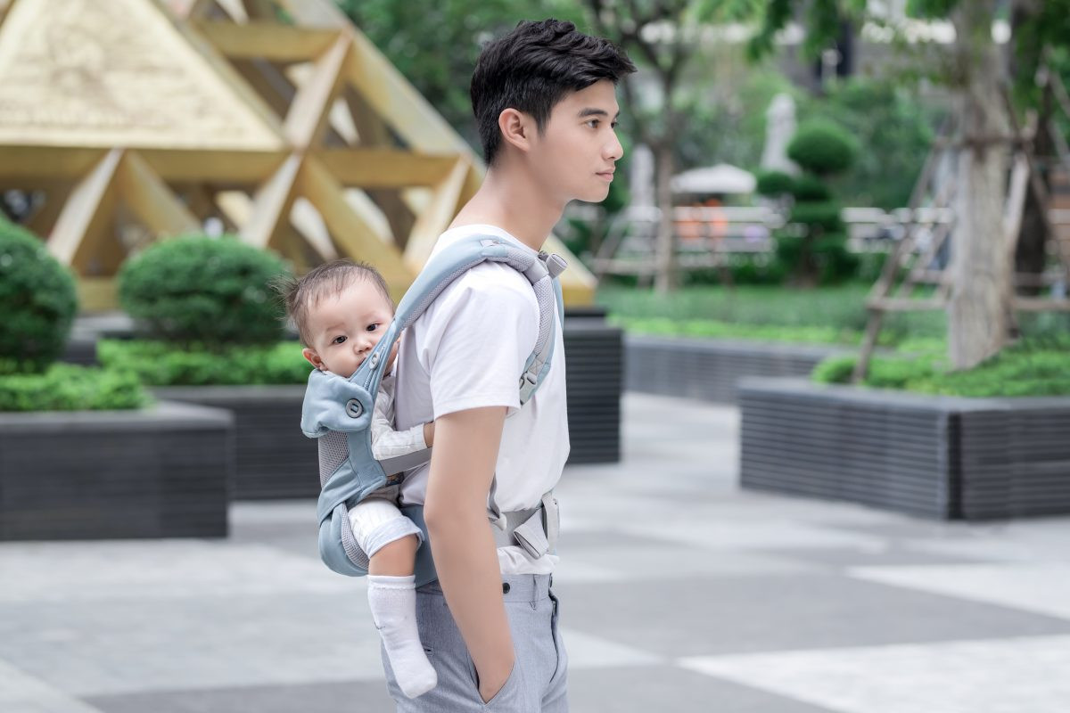 Chọn kiểu dáng địu phù hợp với từng giai đoạn phát triển của bé