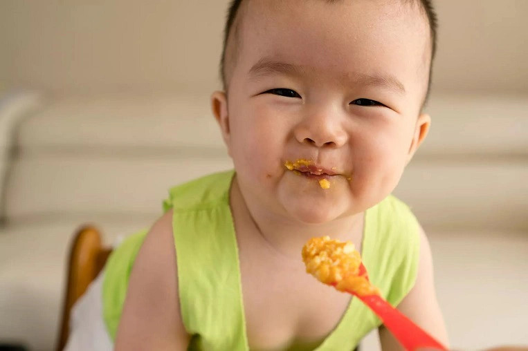 Em bé 6 tháng tuổi bắt đầu tập làm quen với ăn dặm