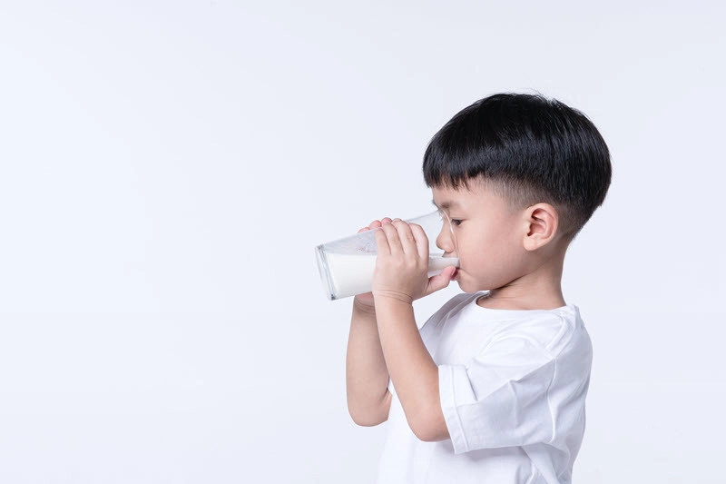 Em bé cười tươi đang chơi trên thảm