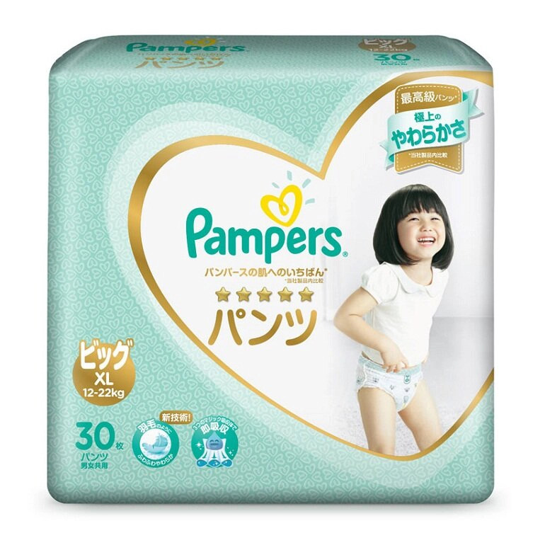 Em bé mặc **tã Pampers** Nhật thượng hạng, thể hiện sự mềm mại và thoải mái.