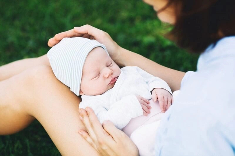 Em bé nằm thoải mái trong cũi, thể hiện môi trường ngủ an toàn và thúc đẩy giấc ngủ sâu cho bé