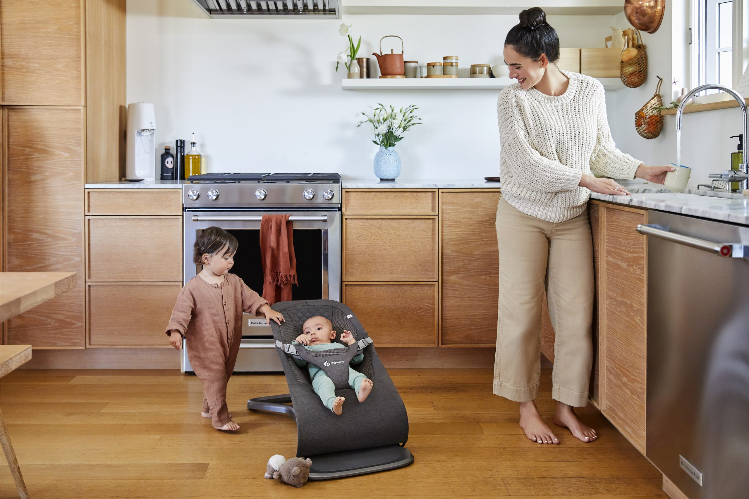 Em bé ngồi trên ghế rung Ergobaby Evolve ở chế độ ghế rung cho bé