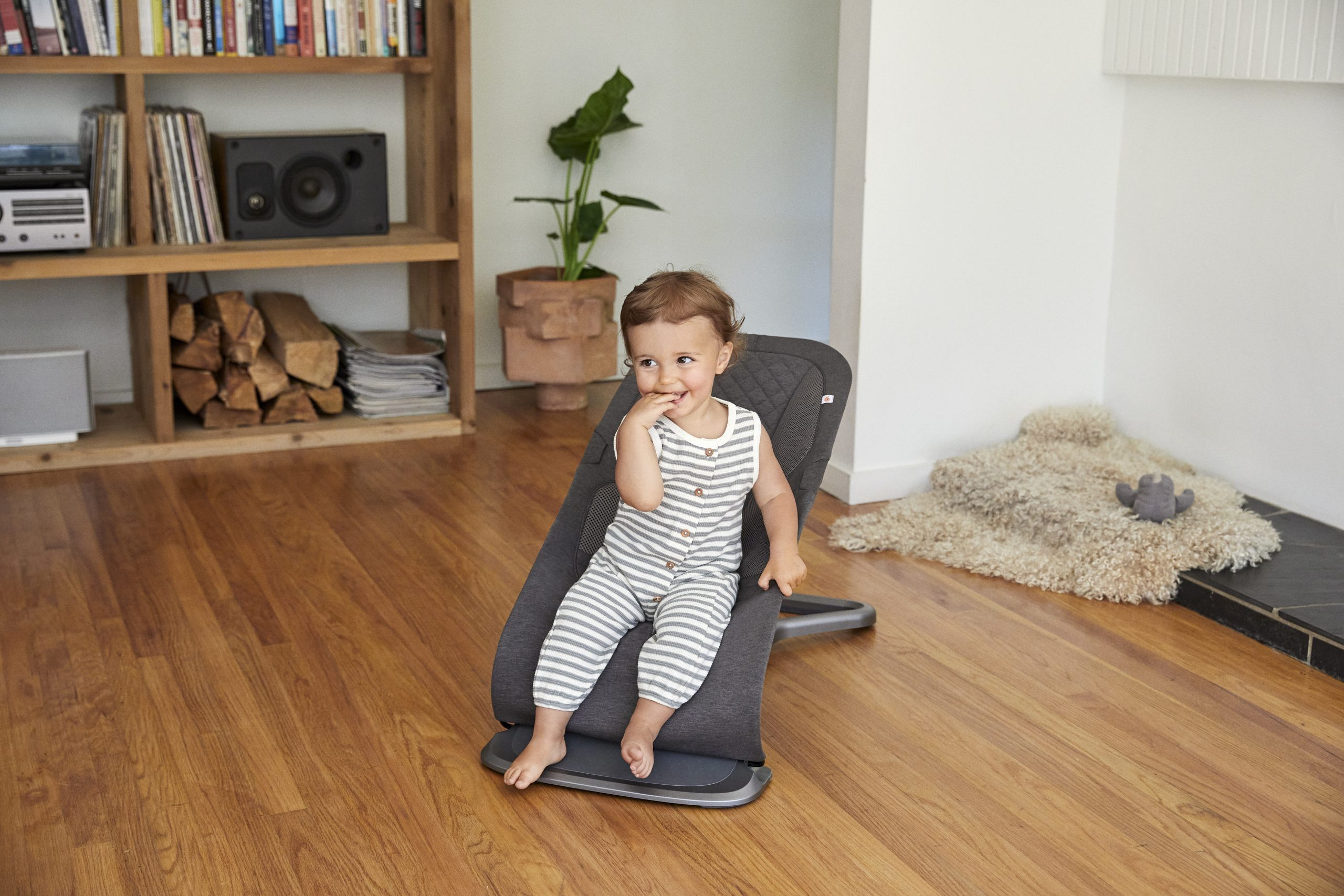 Ghế rung Ergobaby Evolve chuyển đổi sang chế độ ghế ngồi cho trẻ tập đi