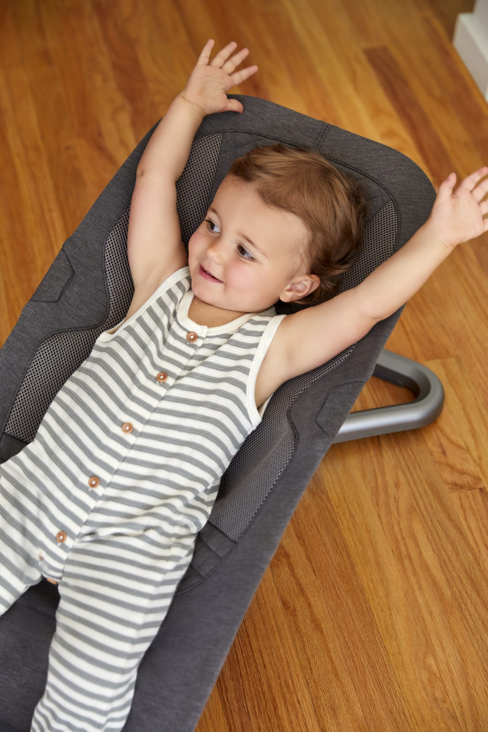 Ghế rung Ergobaby Evolve gập phẳng để dễ dàng di chuyển và cất giữ