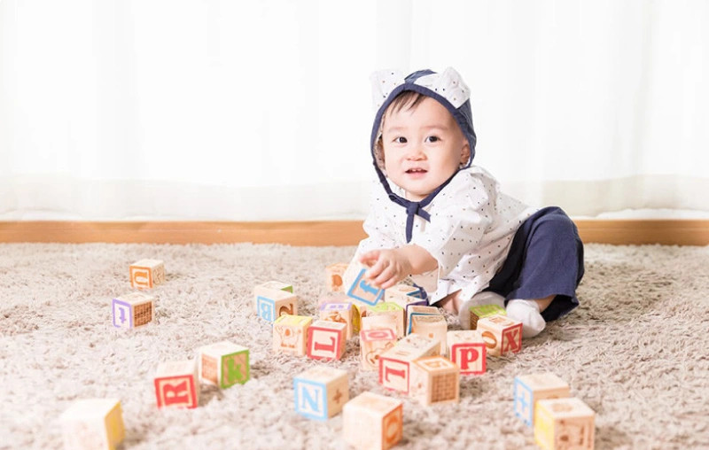 Gia đình cùng nhau chơi đồ chơi xếp hình với bé 2 tuổi, tăng cường tương tác và gắn kết tình cảm