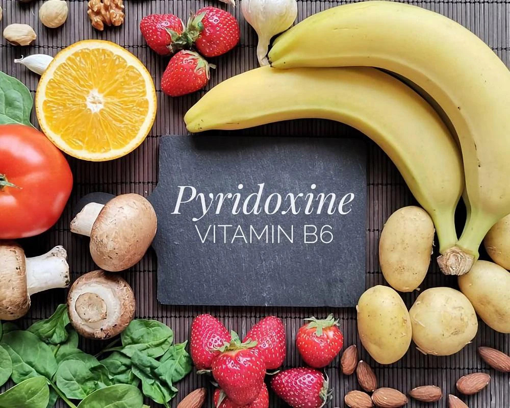 Hình ảnh bé đang cầm bình uống nước hoặc sữa, gợi nhắc về nhu cầu vitamin và khoáng chất cho bé