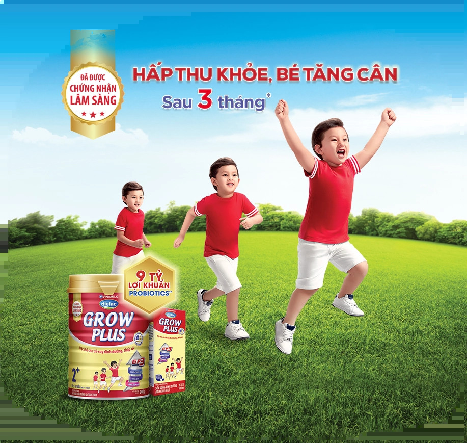 Hình ảnh em bé khỏe mạnh vui vẻ cho thấy sự phát triển tốt