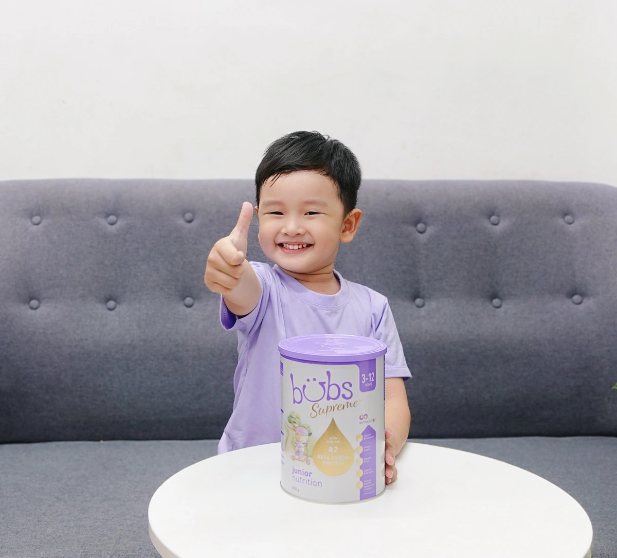 Hình ảnh em bé vui vẻ uống sữa dinh dưỡng