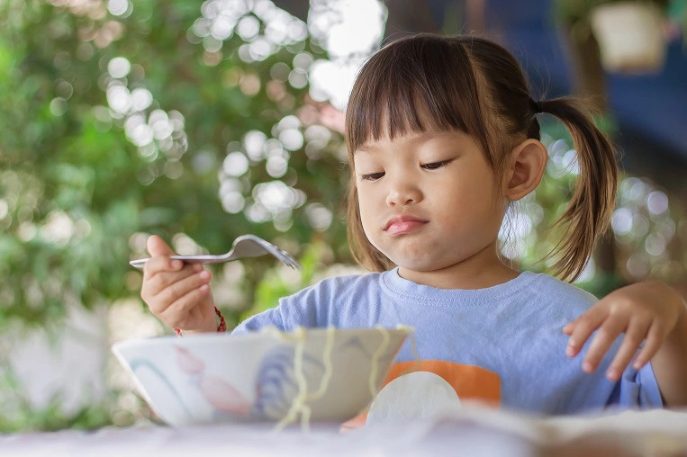 Hình ảnh minh họa nguyên nhân trẻ bị nóng trong người, bao gồm cả chế độ ăn uống