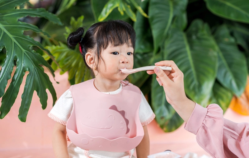Hình ảnh váng sữa và sữa chua giàu dinh dưỡng cho bé