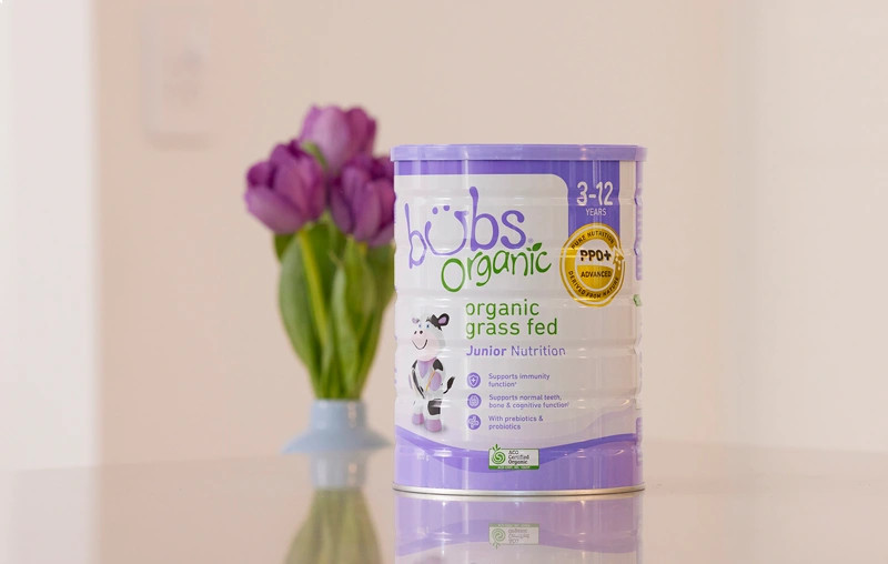 Hộp sữa Bubs Organic Junior trên kệ hàng, sản phẩm dinh dưỡng hữu cơ cho bé