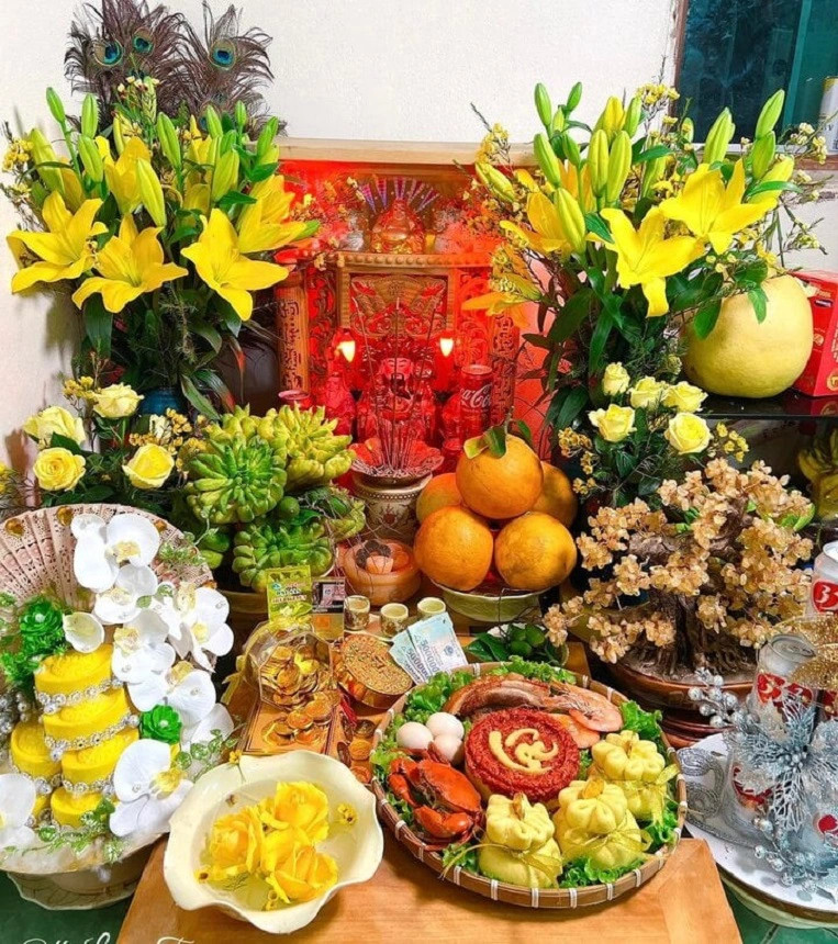 Lễ vật cúng gia tiên và Ông Địa Thần Tài dịp thôi nôi cho bé trai