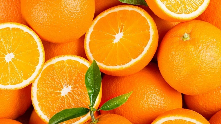 Ly nước cam tươi mát cho trẻ, giúp thanh nhiệt và bổ sung vitamin C