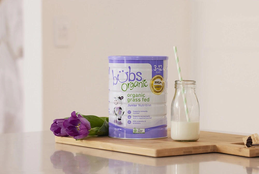 Ly sữa Bubs Organic Junior và hình minh họa các dưỡng chất tăng đề kháng
