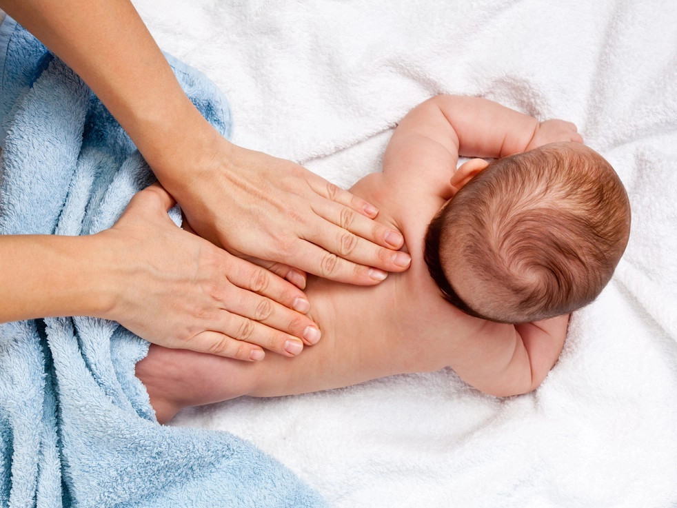 Massage cho bé hỗ trợ tiêu hóa và tăng cân