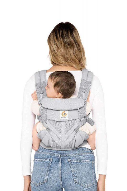 Người bố địu con sau lưng bằng địu Ergobaby Omni 360