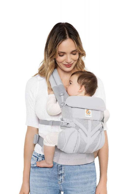 Người mẹ địu con ngang hông bằng địu Ergobaby Omni 360