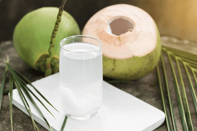 Nước dừa tươi mát, là thức uống giải nhiệt hiệu quả cho trẻ em bị nóng trong