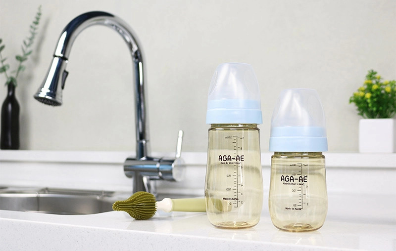 Thao tác vệ sinh bình sữa Aga-ae bằng cọ rửa
