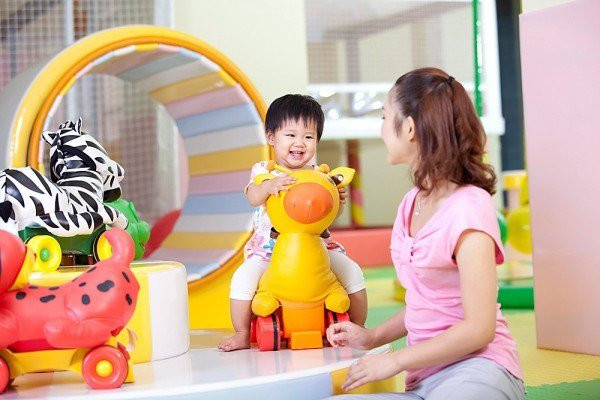 Trẻ 2 tuổi vui vẻ chơi thú nhún, rèn luyện kỹ năng vận động và giữ thăng bằng với đồ chơi phù hợp
