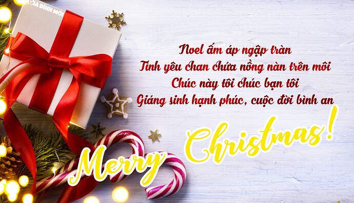 Một nhóm người đang nâng ly chúc mừng Giáng sinh trong văn phòng