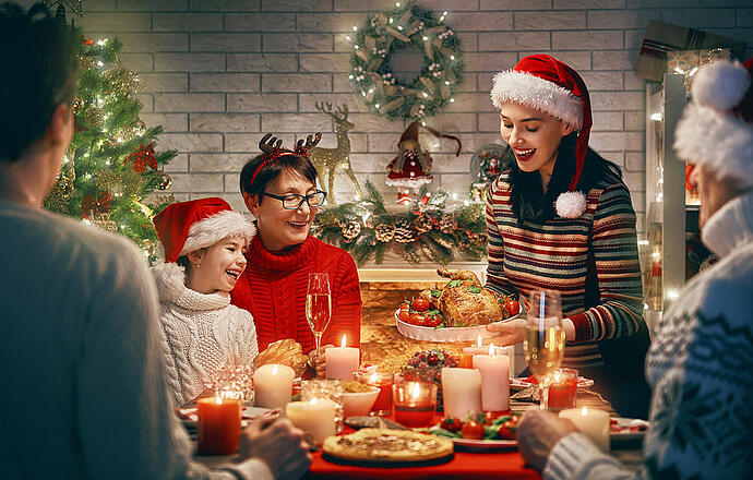 Cặp đôi nắm tay nhau dưới ánh đèn Giáng sinh lãng mạn