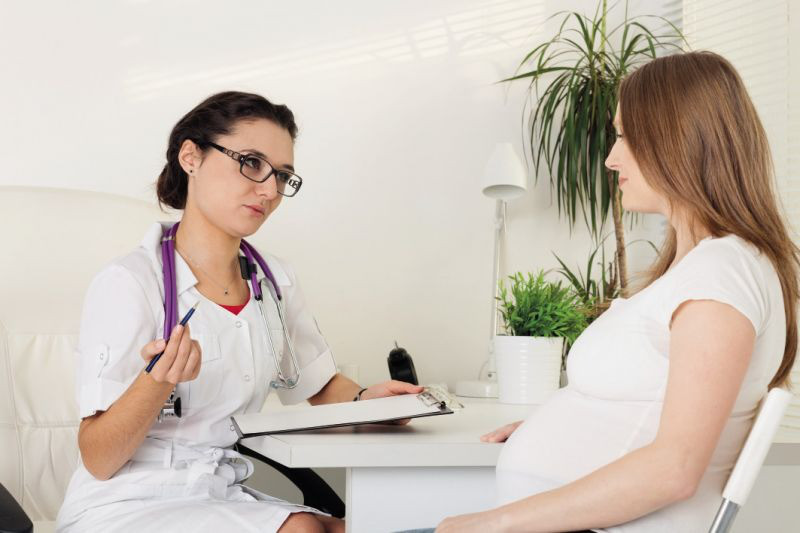 Bà bầu nên tham khảo ý kiến bác sĩ chuyên khoa để được tư vấn tẩy giun an toàn