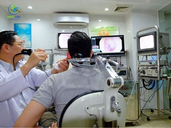 Bác sĩ Bùi Xuân Trình nội soi tai cho bệnh nhân tại Đà Lạt