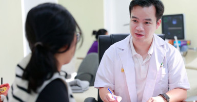 Bác sĩ Nguyễn Trung Đạo thăm khám cho bệnh nhân tại Phòng khám phụ khoa Trung Anh Hà Nội với thái độ thân thiện, chuyên nghiệp
