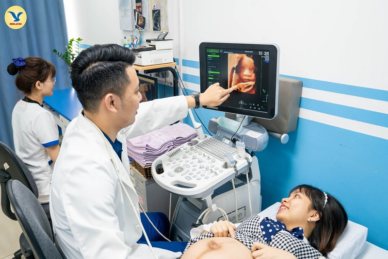 Bác sĩ tư vấn và theo dõi khả năng rau bám mặt trước có sinh thường được không