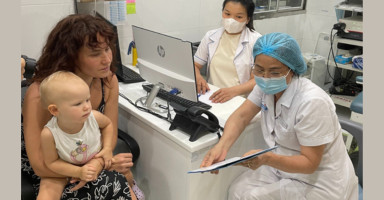 Bác sĩ Vũ Thị Thanh Bình thăm khám nhi tai mũi họng tại Đa khoa Quốc tế Việt - Nga.
