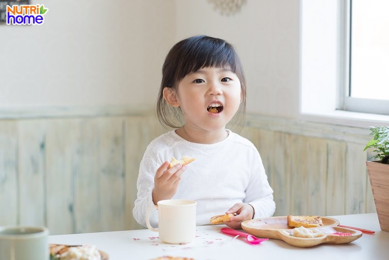 Bánh mì và sữa cho bữa sáng của bé 3 tuổi biếng ăn