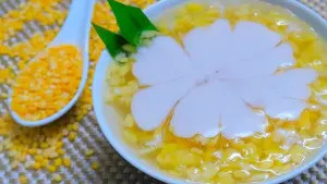 Bát chè đậu xanh bột sắn dây sánh mịn được trang trí đẹp mắt với dừa sợi