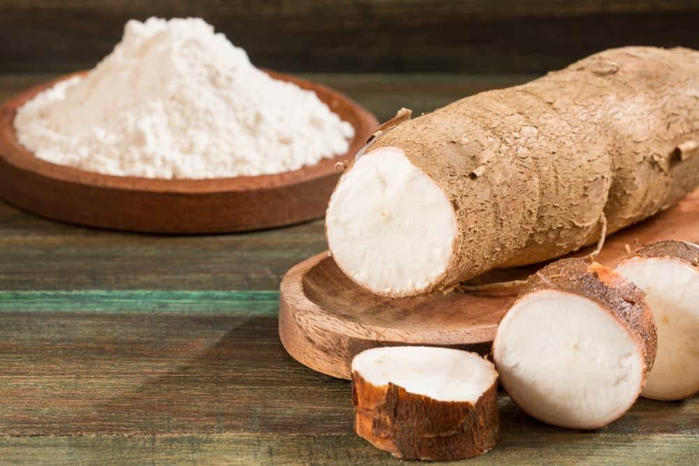 Bầu ăn bột sắn dây được không: Hình ảnh phụ nữ mang thai và ly bột sắn dây thanh mát.