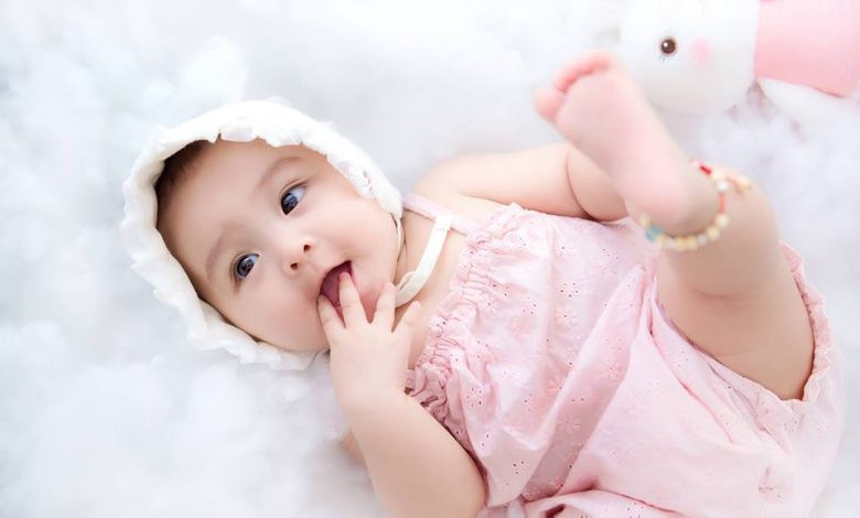 Bé gái đáng yêu với chiếc nơ hồng