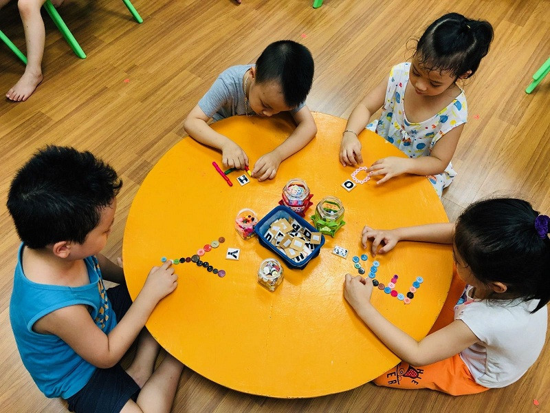 Bé gái học tạo hình chữ cái tiếng Việt từ hạt, phương pháp dạy chữ cái tiếng Việt cho bé 4 tuổi qua trò chơi