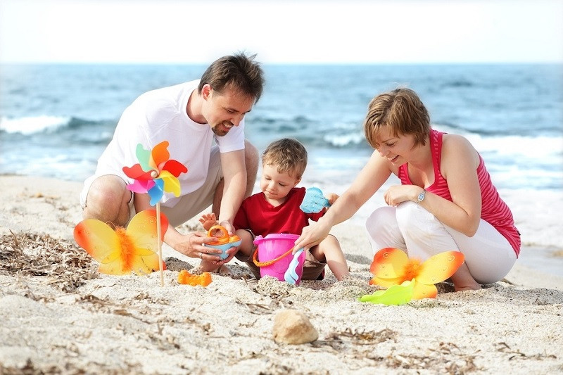 Bé hào hứng nhìn ra ngoài cửa sổ máy bay, chuẩn bị cho chuyến đi du lịch cùng gia đình