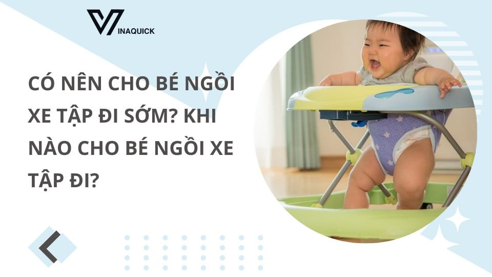 Bé ngồi xe tập đi tròn với biểu cảm vui vẻ, nhưng cần cân nhắc liệu có nên cho bé ngồi xe tập đi sớm không vì an toàn và phát triển thể chất.