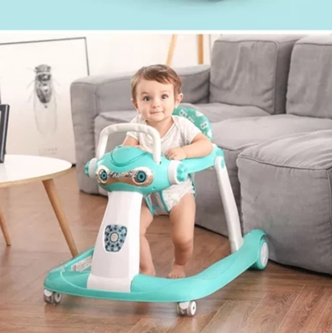 Bé trai chơi với xe tập đi dạng đẩy chữ U hiện đại, hỗ trợ bé phát triển kỹ năng đi lại tự nhiên mà không gây áp lực khi có nên cho bé ngồi xe tập đi sớm.