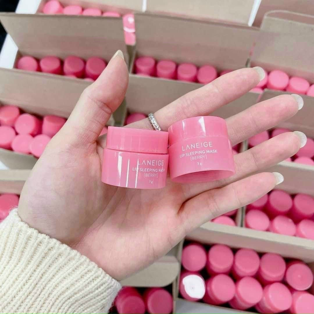 Bên trong hộp mặt nạ ngủ Laneige màu hồng, lọ đựng sản phẩm với nắp màu hồng nhạt và thìa lấy kem nhỏ
