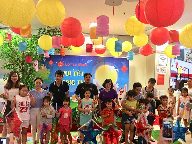 Bên trong một trung tâm thương mại lớn được trang trí lộng lẫy vào dịp lễ hội