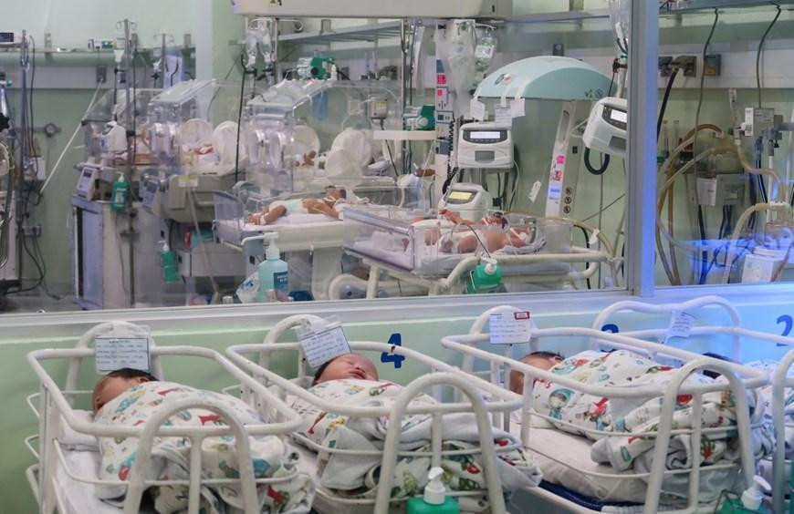 Bệnh nhân chờ khám tại Bệnh viện Hùng Vương, thể hiện sự đông đúc và nhu cầu lớn về lịch khám.