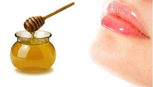 Bôi mật ong lên môi giúp môi hồng hào tự nhiên, giảm thâm sạm